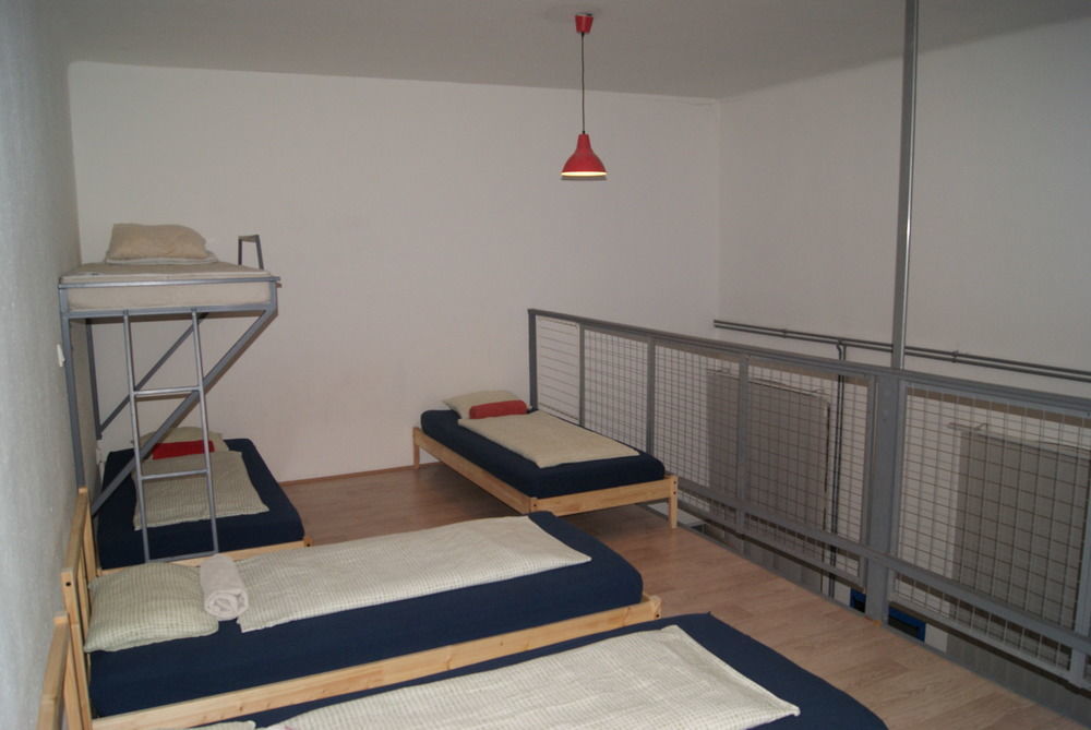 Happy Hostel Будапеща Екстериор снимка
